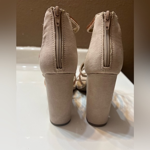 Nude Heels - Picture 3 of 4